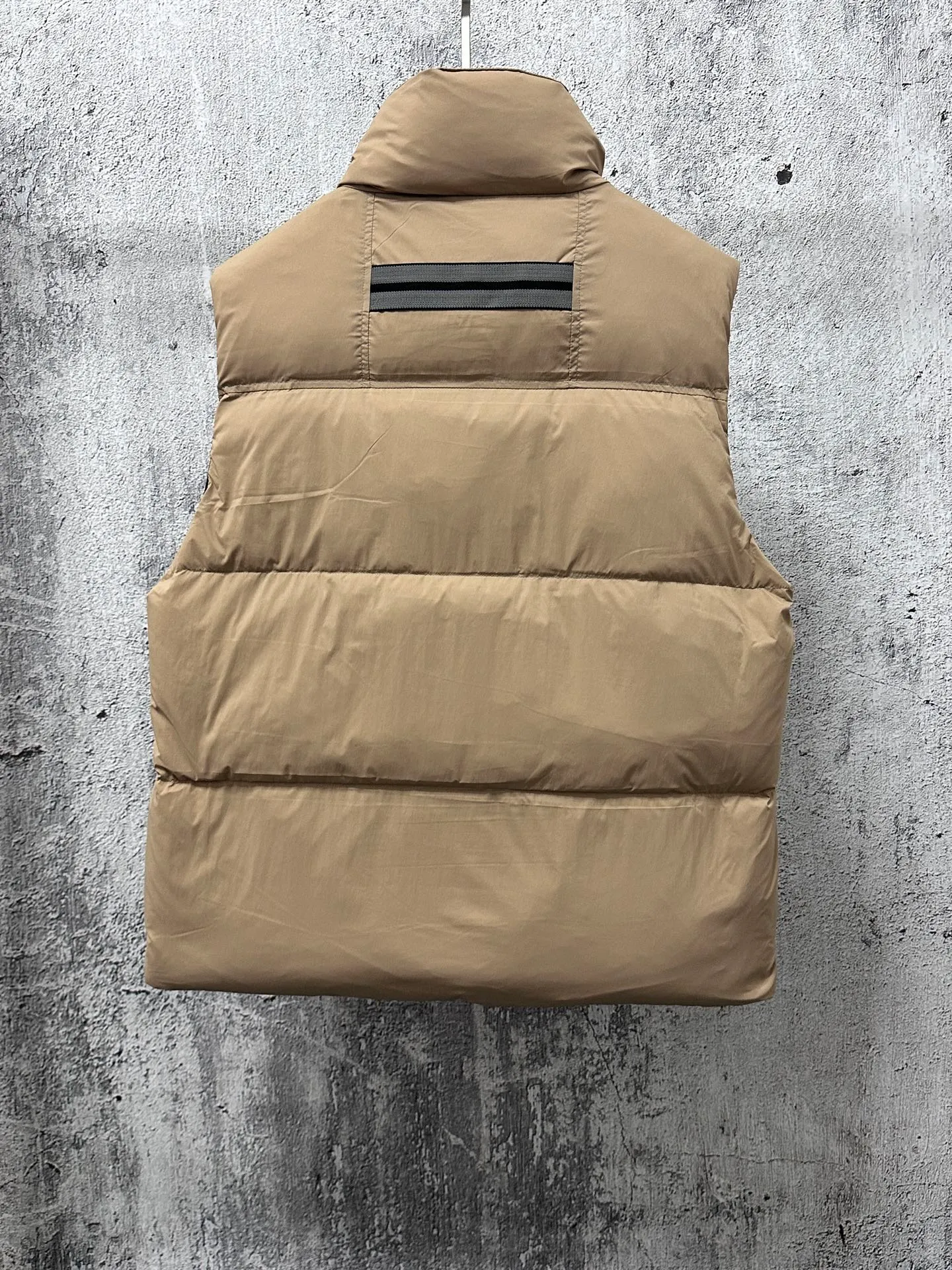 P560 【CANADA GOOSE】Lawrence Men's Down Vest The Lawrence down vest features a durable shell and quilted body, making it a must-have item for all seasons. It's made from sustainable Enduraluxe fabric, which has a durable soft touch. The Lawrence features a thoughtfully designed down-filled collar to block strong winds, a two-way zipper and a longer rear hem. Size: XS-XXL